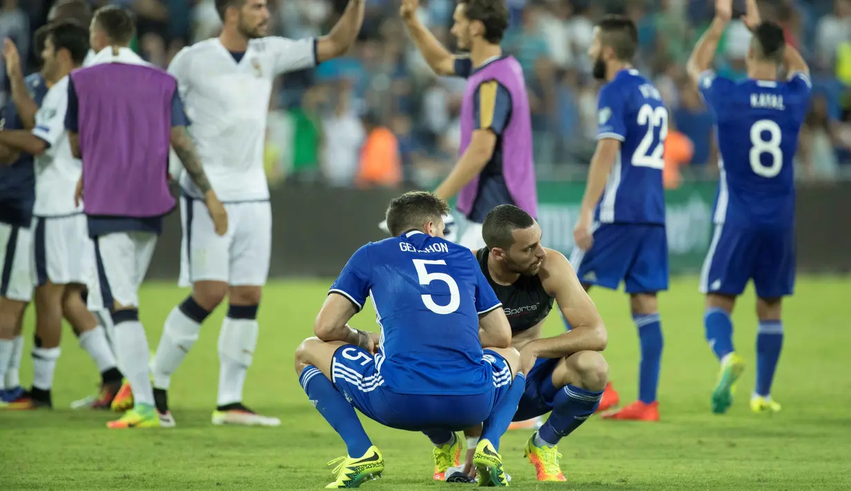 Para pemain Israel terlihat kecewa saat timnya kalah 0-3 dari Italia pada Kualifikasi Piala Dunia 2018 di Stadion Sammy Ofer, Haifa, Selasa (6/9/2016) dini hari WIB. (AFP/Jack Guez)