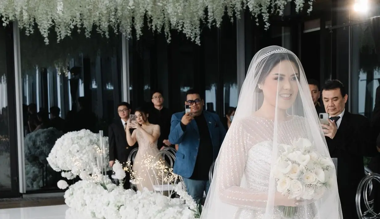 <p>Prosesi pemberkatan pada acara pernikahan Tina Toon. [Instagram/tinatoon101]</p>