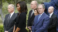 Mantan Presiden George W. Bush, Ibu negara AS, Michelle Obama dan Gubernur California, Jerry Brown memberikan penghormatan terakhir pada acara pemakaman mantan ibu negara AS, Nancy Reagan di Simi Valley, California, Jumat (11/3). (REUTERS/Mike Blake)
