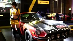 Seorang model berpose di dekat Datsun 240Z klasik saat acara Tokyo Auto Salon 2017 di Chiba, Jepang, Jumat (13/1). Kehadiran mereka menjadi pemanis di tengah pameran produk otomotif terbaru. (AFP PHOTO/ BEHROUZ MEHRI)