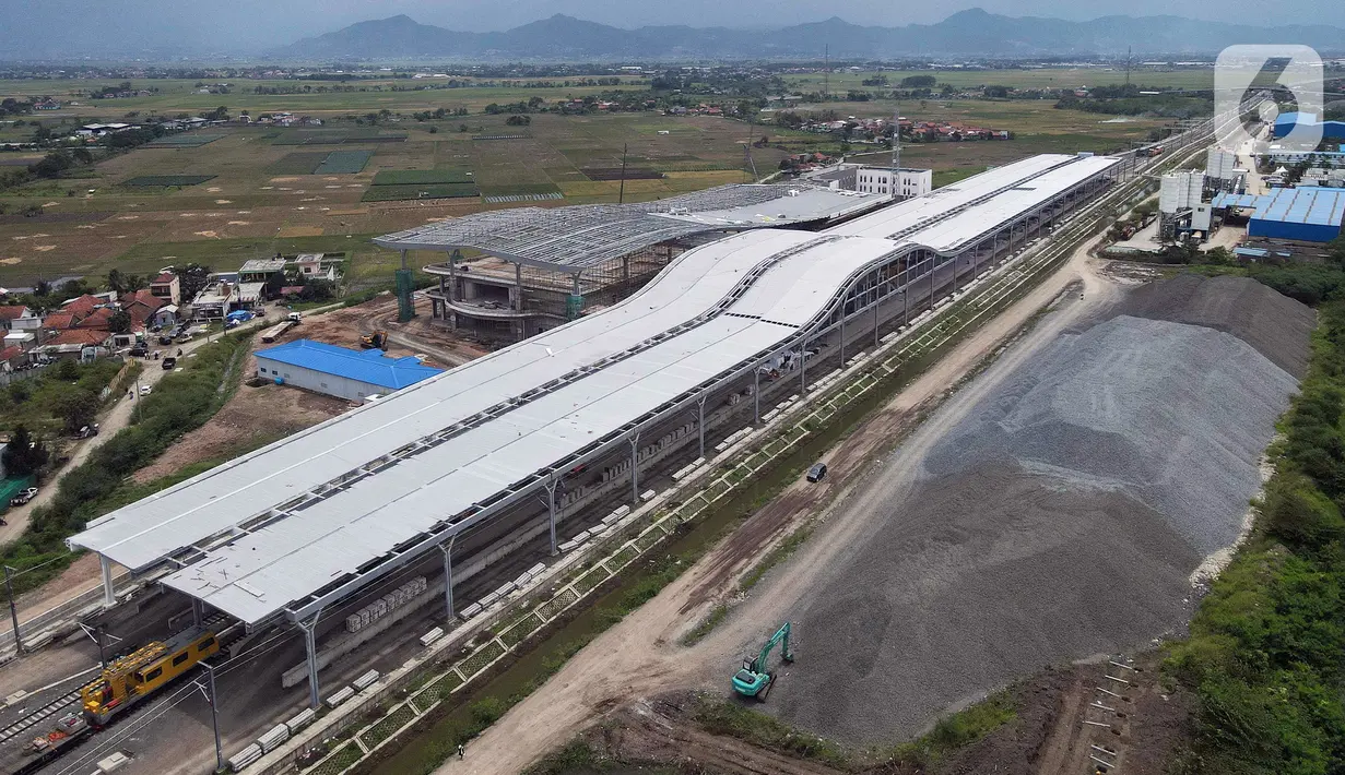 Foto udara suasana pembangunan Stasiun Tegalluar di Kabupaten Bandung, Jawa Barat, Kamis (13/10/2022). Progres pembangunan proyek Kereta Cepat Jakarta-Bandung telah mencapai 88,8 persen dan direncanakan beroperasi pada Juli 2023. (Liputan6.com/Herman Zakharia)