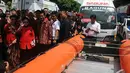 Megawati Soekarnoputri melambaikan tangan saat melepas kader yang membawa bantuan untuk daerah yang tertimpa bencana di acara HUT PDIP ke-42, Jakarta, Sabtu (10/1/2015). (Liputan6.com/Johan Tallo)