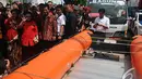 Megawati Soekarnoputri melambaikan tangan saat melepas kader yang membawa bantuan untuk daerah yang tertimpa bencana di acara HUT PDIP ke-42, Jakarta, Sabtu (10/1/2015). (Liputan6.com/Johan Tallo)