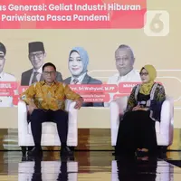 Deputi Bidang Ekonomi Digital dan Produk Kreatif Muhammad Neil El Hikam, Wali Kota Tarakan Khairul, Sekjen PHRI Maulana, dan Sekretaris Daerah Provinsi Kalimantan Timur Sri Wahyuni (kiri ke kanan) saat diskusi Lintas Generasi: Geliat Industri Hiburan dan Pariwisata Pasca Pandemi yang digelar pada ajang Festival 6 di Senayan Park, Jakarta, Minggu (9/7/2023). (Liputan6.com/Helmi Fithriansyah)