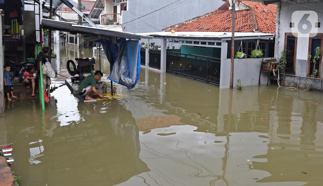 Suasana banjir di RW 07, Kelurahan Pekayon, Jakarta Timur, Sabtu (20/2/2021). Banjir di kawasan tersebut terjadi akibat curah hujan yang tinggi. (Liputan6.com/Herman Zakharia)