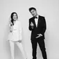 Jelang menikah, pasangan Boy William dan karen Vendela bagikan foto prewedding dengan konsep hitam-putih. (Sumber: Instagram/@karbearv)
