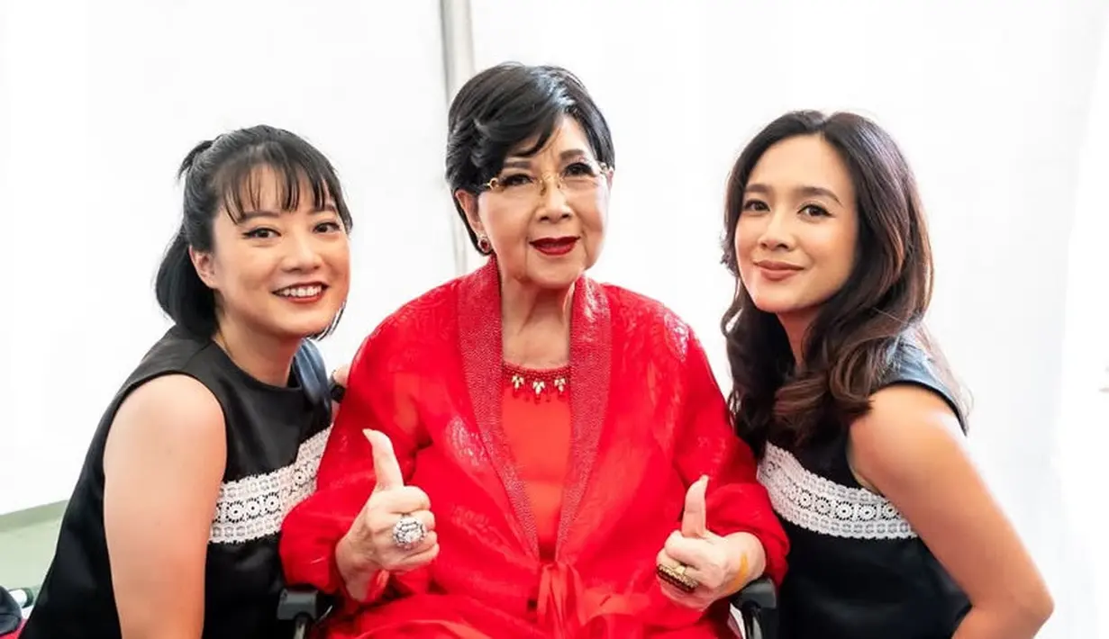 Mantan penyanyi cilik Trio Kwek Kwek, Leony dan Dhea Ananda yang kompak mengenakan mini dress hitam sleeveless dengan aksen lace putih, berfoto dengan Titiek Puspa yang tampil serba merah. [@leonyvh]