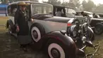 Seorang wanita berpose disamping sebuah mobil antik selama acara Reli Mobil Antik Statesman (Statesman Vintage Car Rally) di Kolkata, India (19/1/2020). Lebih dari 180 mobil dan kendaraan roda dua antik ambil bagian dalam reli mobil klasik dan antik pada acara tersebut. (Xinhua/Tumpa Mondal)