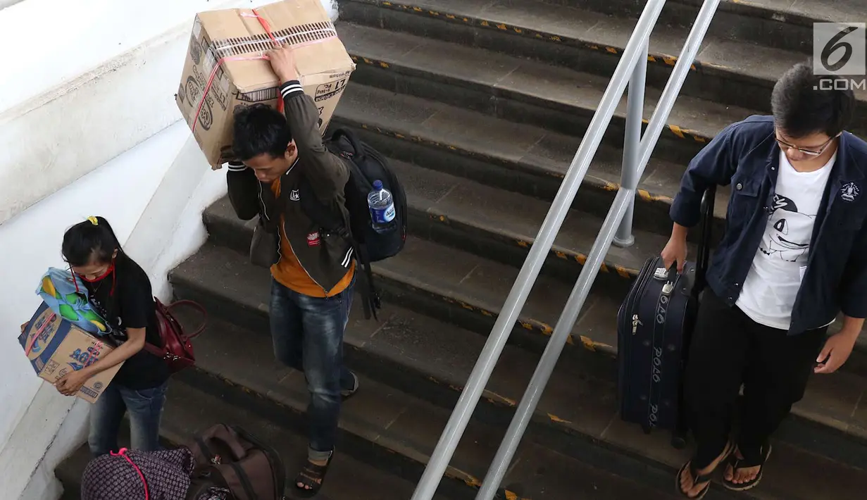 Pemudik berjalan menuju pintu kedatangan saat tiba di Stasiun Senen, Jakarta Pusat, Sabtu (23/6). Pihak KAI memperkirakan arus balik Idul Fitri 1439 Hijriyah masih akan berlangsung hingga tanggal 26 Juni mendatang. (Liputan6.com/Immanuel Antonius)