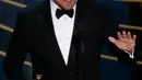 Senyum semringah Leonardo DiCaprio saat menyapa penonton saat meraih piala oscar untuk film "The Revenant" di 88 Academy Awards di Hollywood, California (28/2/2016). (REUTERS/Mario Anzuoni)