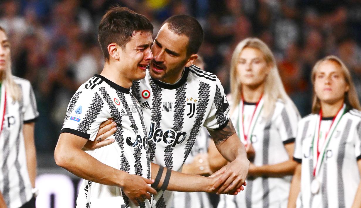 Paulo Dybala menangis tersedu-sedu saat harus merasakan pahitnya perpisahan dengan Juventus. Bersama Nyonya Tua, pemain Argentina itu telah membukukan 291 pertandingan menyumbang 115 gol dan mempersembahkan 12 trofi untuk Juventus. (AFP/Marco Bertorello)