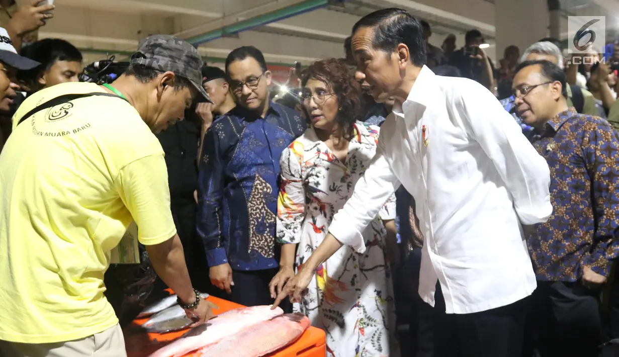 Presiden Joko Widodo berbelanja usai meresmikan Pasar Ikan Modern Muara Baru di Jakarta, Rabu (13/3). PIM Muara Baru diharapkan dapat menarik minat masyarakat maupun wisatawan untuk berbelanja maupun berkuliner. (Liputan6.com/Angga Yuniar)