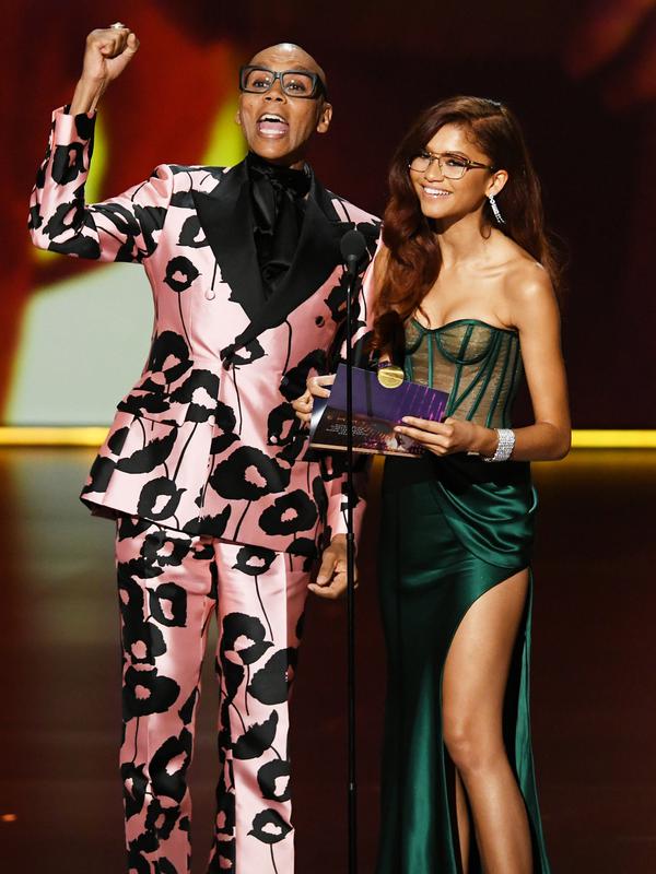 Aktris Zendaya dan RuPaul saat membacakan pemenang dalam ajang Emmy Awards 2019 di Microsoft Theater di Los Angeles (22/9/2019). Penampilan memukau Zendaya ini menuai pujian habis-habisan dari para warganet. (AFP Photo/Kevin Winter)