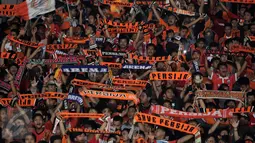 Suporter tim Macan Kemayoran membentangkan syal saat menyaksikan laga Persija melawan Semen Padang di Torabika Soccer Championship presented by IM3 Ooredoo di Stadion GBK, Jakarta, Minggu (8/5/2016). Persija unggul 1-0. (Liputan6.com/Helmi Fithriansyah)