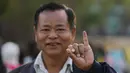 Seorang pemilih mengangkat jarinya yang ditandai dengan tinta untuk menunjukkan bahwa ia telah memilih, di sebuah tempat pemungutan suara di Naypyitaw, Myanmar, Minggu, 28 Desember 2025. Junta Myanmar menyelenggarakan pemungutan suara tahap pertama untuk pemilihan umum nasional pada hari ini, Minggu, 28 Desember 2025. (AP Photo/Aung Shine Oo)
