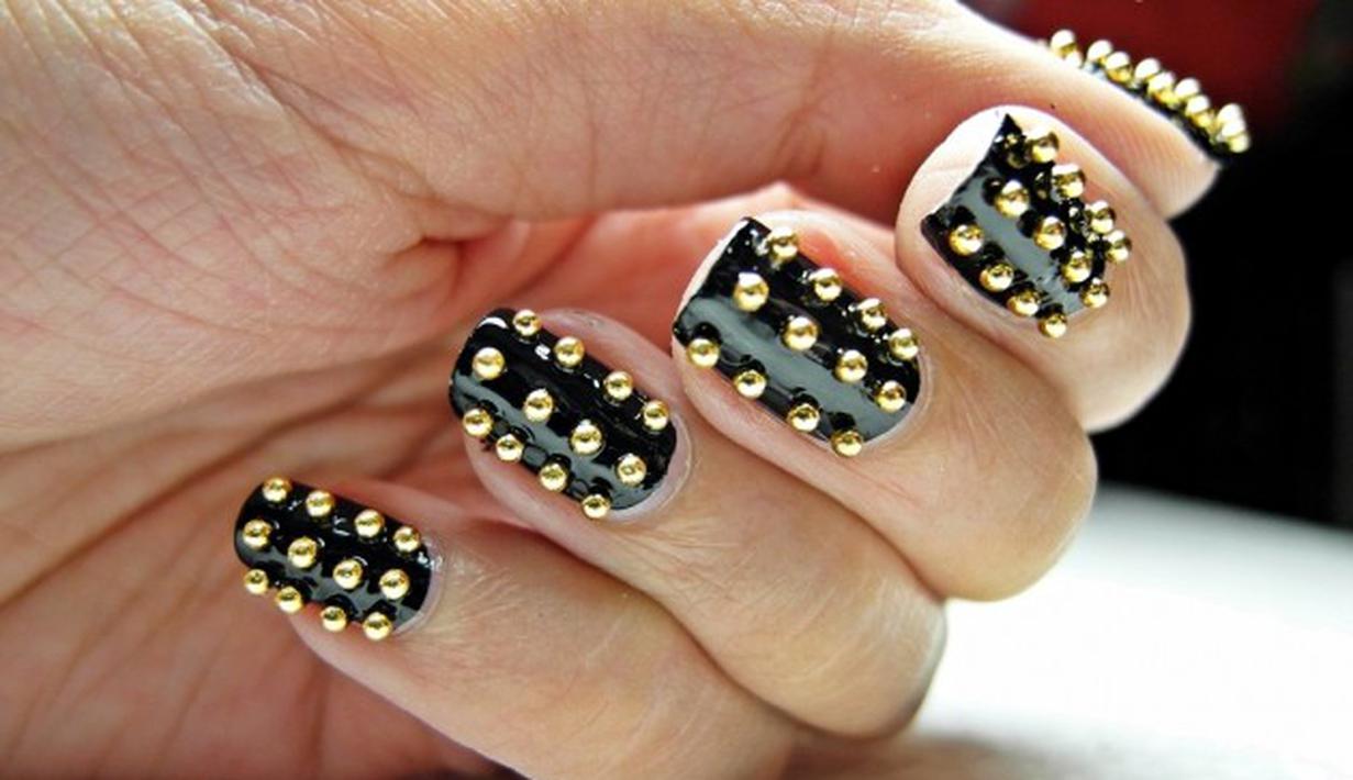 Tampil Cetar Dengan Nail Art Black and Gold Super Elegan Photo