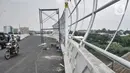 Pengendara sepeda motor saat melintas di jalan layang (Flyover) Cakung, Jakarta Timur, Selasa (16/3/2021). Progres pembangunan flyover yang menghubungkan kawasan Duren Sawit dengan Cakung tersebut saat ini telah mencapai 96,44 persen. (merdeka.com/Iqbal S. Nugroho)