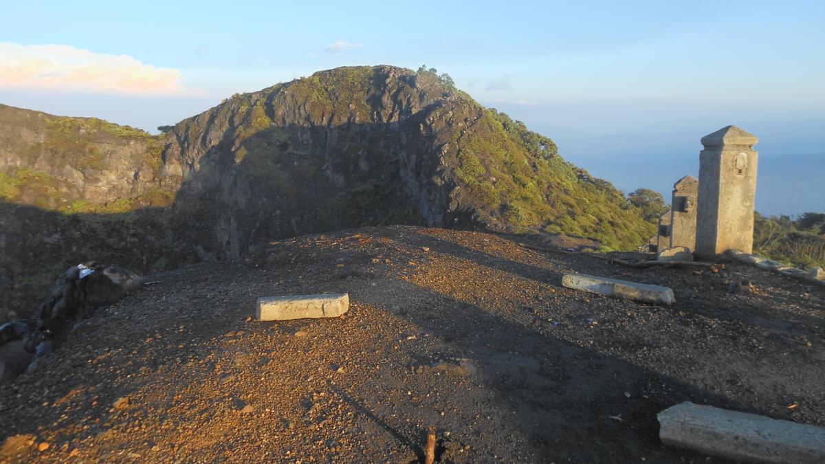6 Fakta Menarik Gunung Kaba di Bengkulu yang Punya Danau di Ketinggian 1.100 Mdpl