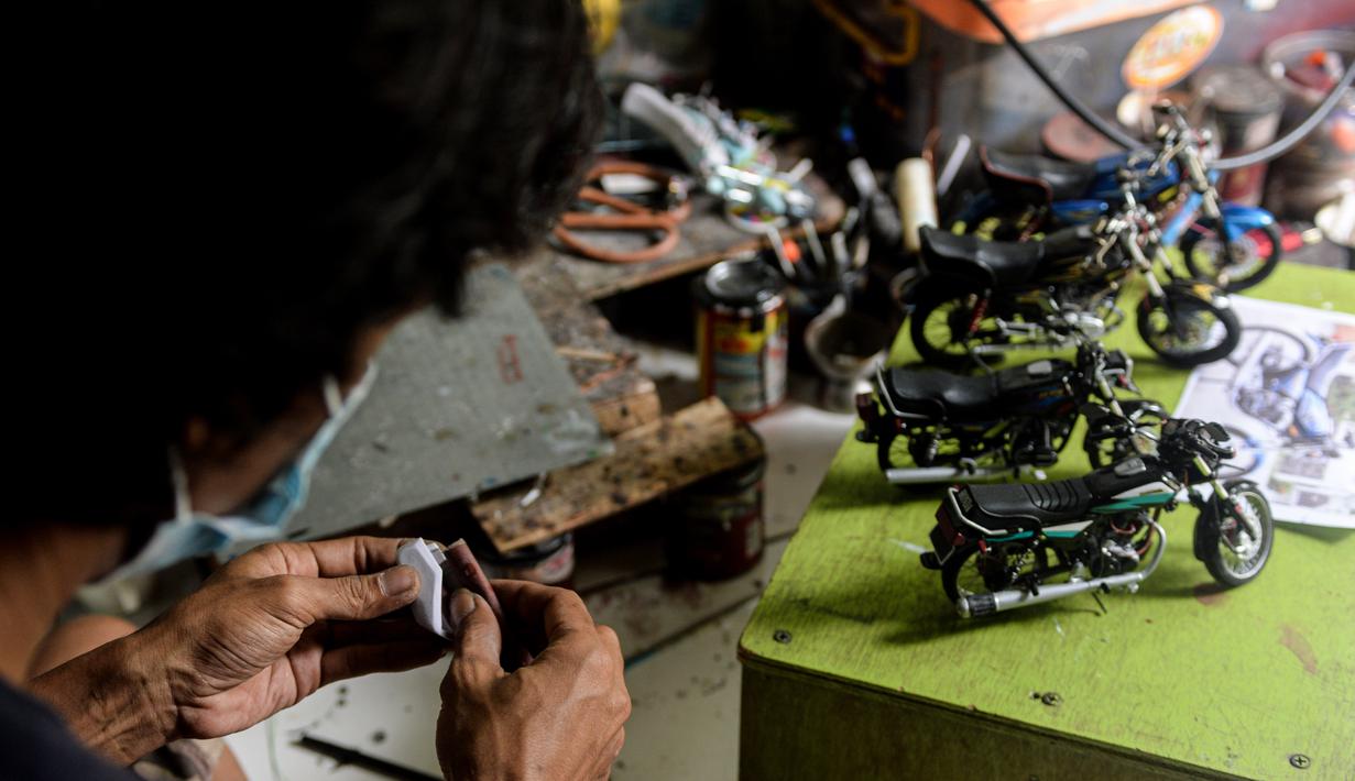 FOTO Melihat Pembuatan Miniatur Sepeda Motor di Tangerang 