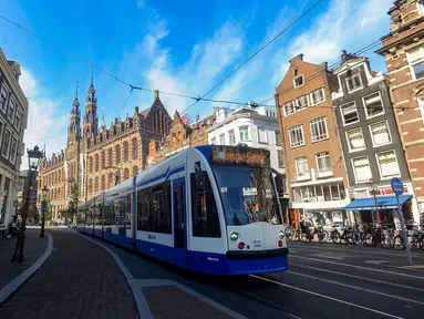 Angkutan publik perkotaan trem melintasi salah satu pusat kota di Amsterdam, Belanda, Jumat (24/5/2024). (merdeka.com/Arie Basuki)