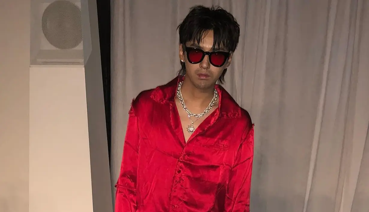 Penampilan Kris Wu dengan kacamata berwarna senada dengan pakaiannya pun tampak menarik. Gaya rambut Kris Wu juga tampak tak berubah.  (Liputan6.com/IG/@kriswu)