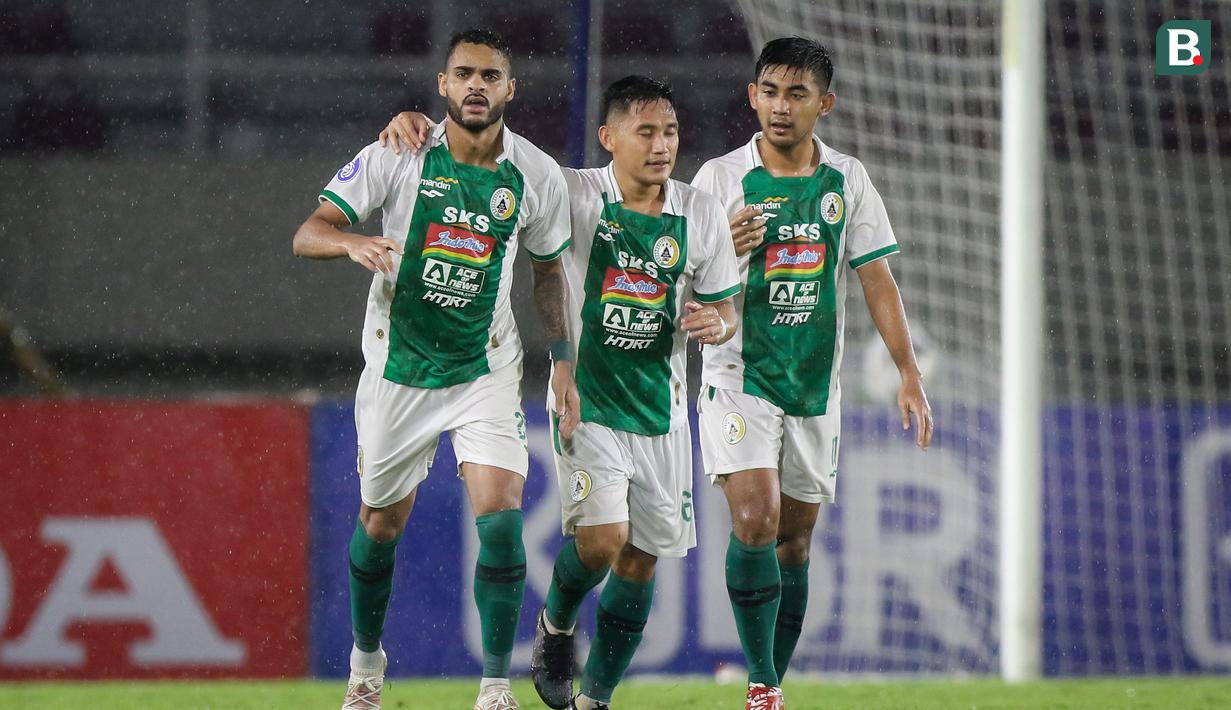 Pemain PSS Sleman, Eduardo Junior (Juninho/kiri) melakukan selebrasi usai mencetak gol penyeimbang 2-2 ke gawang PSM Makassar dalam laga pekan ke-12 BRI Liga 1 2021/2022 di Stadion Manahan, Solo, Kamis (18/11/2021). (Bola.com/Bagaskara Lazuardi)