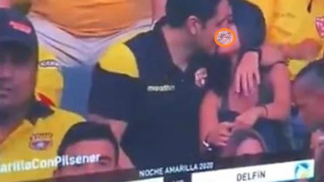 Kedua penonton ini tidak sadar tengah disorot kamera saat ciuman di stadion
