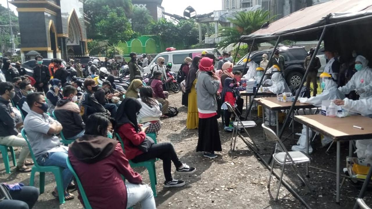 Sebanyak 50 wisatawan reaktif setelah menjalani rapid tes di kawasan Puncak Bogor (Achmad Sudarno/Liputan6.com).