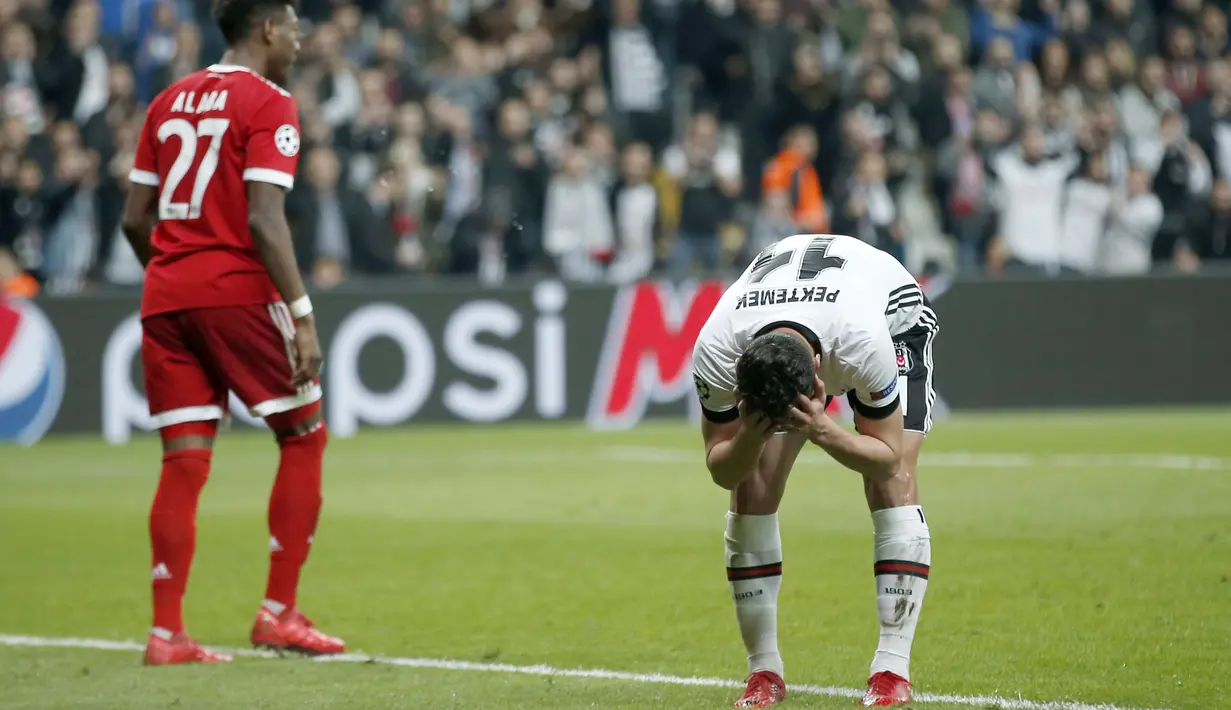 Ekspresi pemain Besiktas, Mustafa Pektemer (kanan) saat gagal mencetak gol ke gawang Bayern Munchen pada leg kedua 16 besar Liga Champions di Vodafone Stadyumu, Besiktas Park, Istanbul, (14/3/2018). Bayern menang 3-1.  (AP/Lefteris Pitarakis)