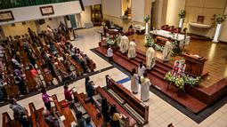Gereja Katolik Santa Maria, Surabaya, Jawa Timur, pada Selasa (13/5/2025), menggelar peringatan tujuh tahun ledakan bom mengguncang tiga gereja di Surabaya pada Minggu pagi, 13 Mei 2018 lalu. (Juni KRISWANTO/AFP)