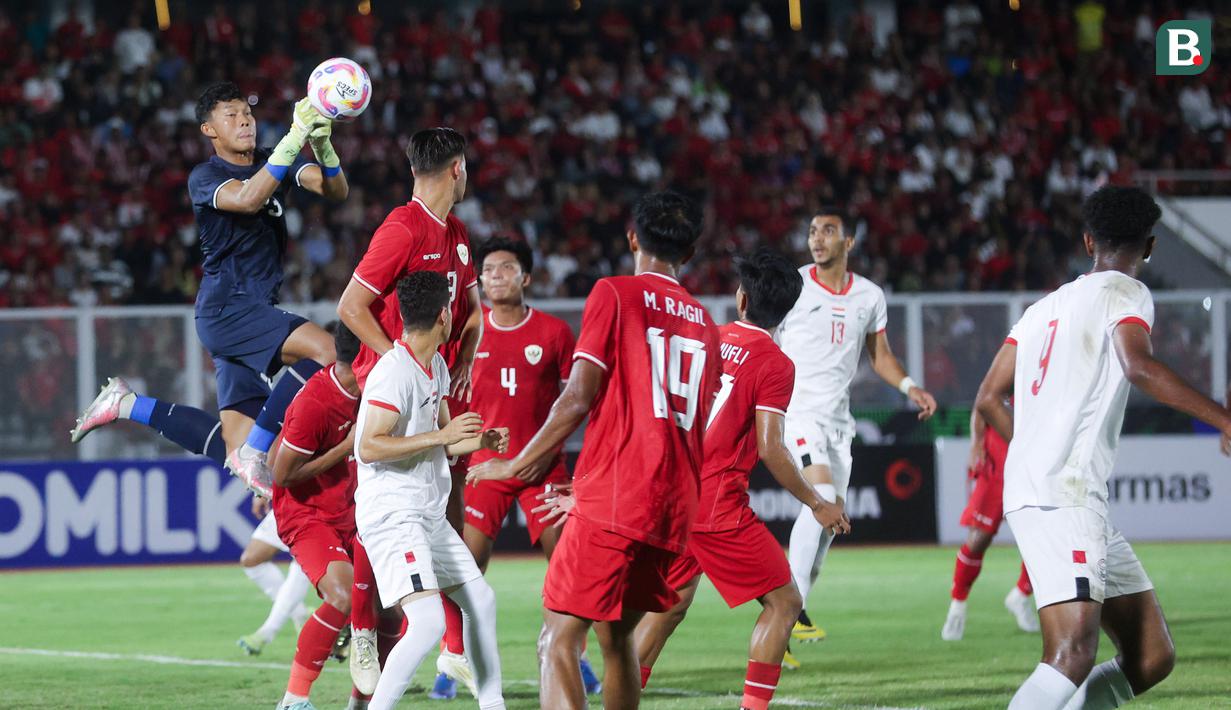 Kiper Timnas Indonesia U-20, Ikram Algiffari, menangkap bola saat melawan Yaman U-20 dalam laga ketiga Grup F Kualifikasi Piala Asia U-20 2025 yang digelar di Stadion Madya, Jakarta, Minggu (29/9/2024). (Bola.com/M Iqbal Ichsan)
