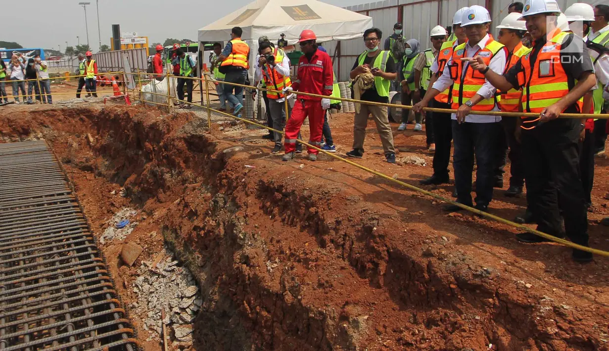 Menhub Budi Karya Sumadi menyimak penjelasan Presdir Angkasa Pura Muhamad Awaludin saat meninjau proyek pembangunan East Connection, Project Runway, dan Apron Cargo di kawasan Bandara Soekarno – Hatta, Banten, Minggu (15/4). (Merdeka.com / Arie Basuki)