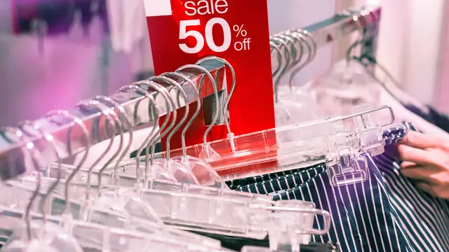 Berbelanja Pakaian Baru