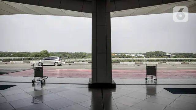FOTO: Layanan Transportasi Dibuka, Bandara Soetta Terpantau Belum Normal