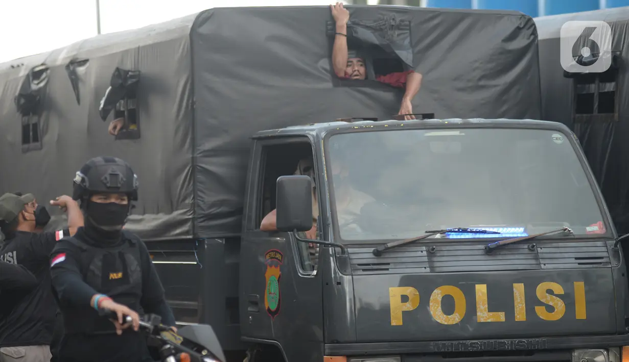 Sebuah truk polisi membawa sejumlah orang saat unjuk rasa memperingati May Day atau Hari Buruh di kawasan Patung Kuda, Jakarta, Sabtu (1/5/2021). Polisi mengamankan sejumlah massa yang diduga mahasiswa dalam aksi unjuk rasa tersebut. (merdeka.com/Imam Buhori)