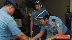 Citizen6, Surabaya: Gubernur AAL Mengisi Buku Tamu dalam Rangka kunjungan resmi dengan Komandan Kobangdikal Laksda TNI Djoko Teguh Wahojo. (Pengirim: Penkobangdikal).