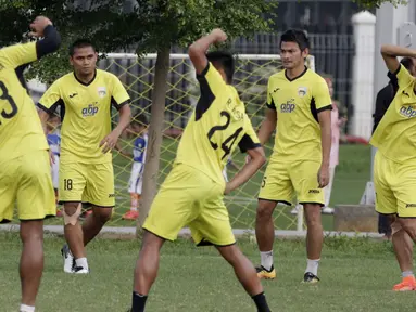 Pemain Mitra Kukar melakukan latihan jelang laga Liga 1 di Lapangan ABC, Senayan, Jakarta, Sabtu (08/12). Mitra Kukar akan berhadapan dengan Persija Jakarta. (Bola.com/M Iqbal Ichsan)