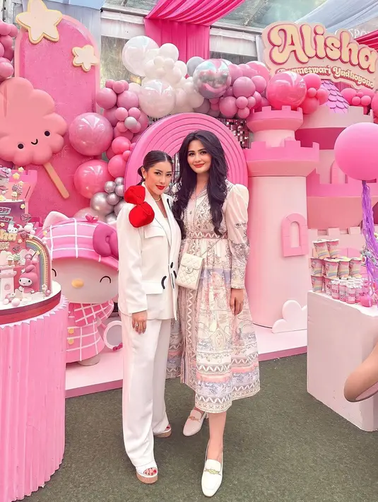 Aliya Rajasa memilih tema serba pink untuk dekorasi acara ulang tahun Alisha. Mulai dari background, hingga balon berbagai bentuk yang menggemaskan tampak menghiasi background acara ini. Foto: Instagram.