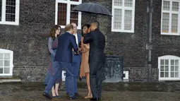 Presiden AS Barack Obama (kanan) dan istri Michelle Obama saat disambut oleh Pangeran William (tengah) beserta istri Kate Middleton dan Pangeran Harry di Kensington Palace, London , Inggris (22/4). (REUTERS / Kevin Lamarque)