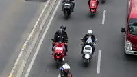 Konvoi sepeda motor listrik jelang jadwal pelaksanaan balap mobil listrik atau Formula E 2020 di kawasan Sudirman, Jakarta, Jumat (20/9/2019). Formula E juga dapat dipakai sebagai kampanye kendaraan ramah lingkungan. (Liputan6.com/Fery Pradolo)