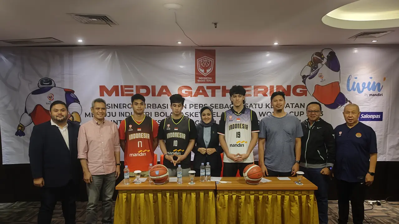 Pengurus Perbasi berfoto bersama pemain muda Indonesia yang tergabung di Indonesia Patriots