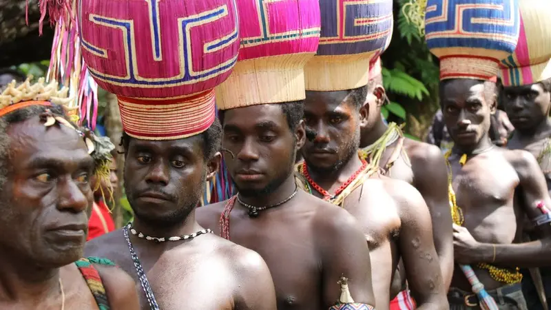 Foto arsip 29 November 2019, anggota Upe menunggu untuk memberikan suara dalam referendum Bougainville di Teau, Bougainville, Papua Nugini. (AP)