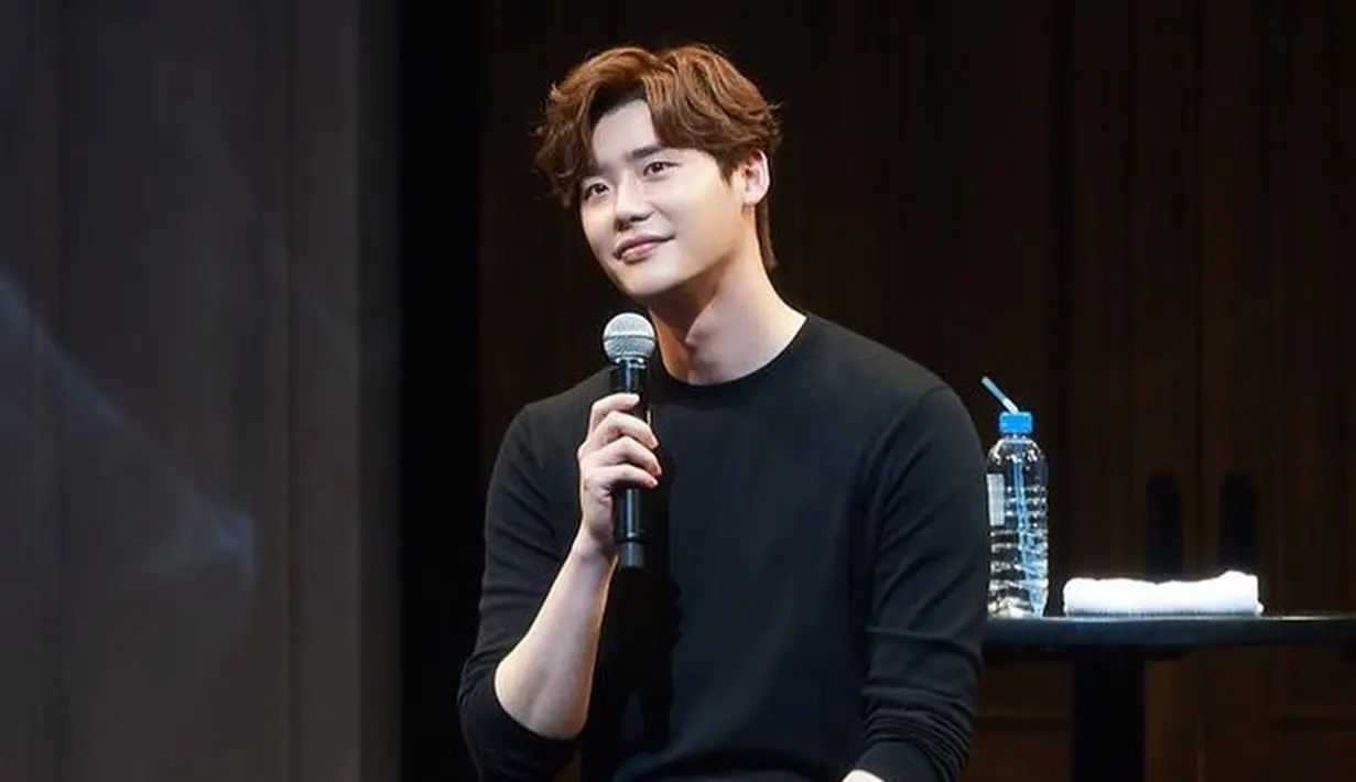 Dalam drama Hymn of Death, Lee Jong Suk tidak meminta bayaran. Ini merupakan bentuk dukungan untuk PD Park Soo Jin yang pernah bekerja sama dengannya di While You Were Sleeping. (Foto: instagram.com/jongsuk0206)