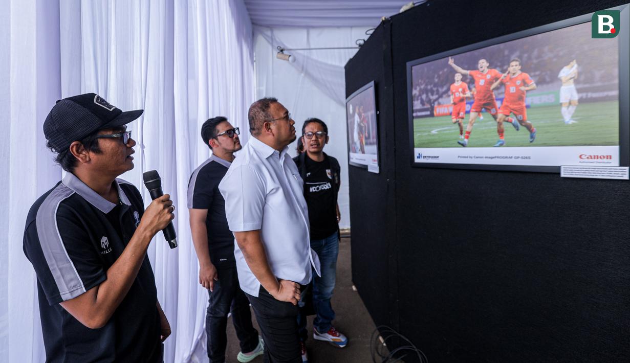 <p>Penasihat Semen Padang, Andre Rosiade melihat foto selebrasi Egy Maulana Vikri setelah mencetak gol ke gawang Vietnam dalam laga putaran kedua Kualifikasi Piala Dunia 2026 karya pewarta Bola.com, Bagaskara Lazuardi dalam pameran foto Media Cup 2025 bertema "Timnas Indonesia dari Masa ke Masa" di Cibis, Cilandak, Jakarta Selatan, Selasa (28/10/2025). (Bola.com/Bagaskara Lazuardi)</p>