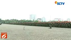 Panglima TNI Marsekal Hadi Tjahjanto dan Kapolri Jenderal Polisi Tito Karnavian mempimpin apel kesiapan TNI membantu tugas polri lapangan Silang Monas, Jakarta Pusat.