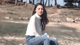 Di sela kesibukannya dalam dunia hiburan, beberapa kali Fio kerap unggah momen liburannya. Baru-baru ini ia liburan ke Bali dan mengunjungi kebun binatang. Salah satu binatang kesukaannya ialah gajah. (Liputan6.com/IG/@fiolinatejaay)