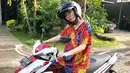 Saat sang suami tidak bisa mengantarkan akibat kesibukannya, Sarwendah dengan santai mengendarai motor saat pergi ke pasar tradisional. (Instagram/ruben_onsu)