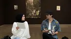 Tampil kasual dan stylish, Dinda Hauw dan Rey Mbayang bak ABG pacaran. Tak hanya momen kebersamaannya yang dinantikan, netizen juga menantikan OOTD pasangan ini karena selalu selaras. Ngedate di pameran seni, Dinda Hauw cantik dengan kemeja crinckle airflow warna putiih dan celana jeans, sementara Rey kenakan kemeja denin sebagai outer dan dipadukan dengan celana kain. (Liputan6.com/IG/dindahw)