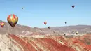 Sejumlah balon udara terlihat di langit Taman Geologi Nasional Danxia di Zhangye, Provinsi Gansu, China barat laut, pada 26 Juli 2020. Sebuah festival balon udara internasional dibuka di Zhangye pada Minggu (26/7). Total 100 balon udara akan ditampilkan dalam festival tersebut. (Xinhua/Cheng Lin)