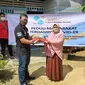 Penyaluran bantuan beras kepada warga terdampak covid-19 di Desa Teratak Buluh, Kabupaten Kampar yang berbatasan langsung dengan Pekanbaru. (Liputan6.com/M Syukur)